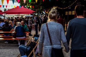 vrouw op festival door nataniel-susantoputra